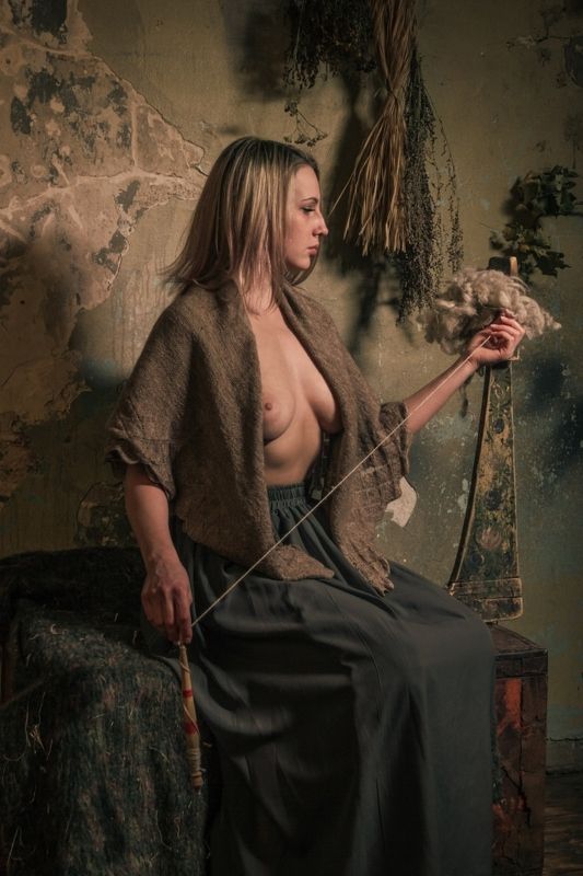 ню, nu, nude, nudeart, арт-ню, портрет, portrait, girl, девушка, обнажённая, грудь, винтаж, vintage, ретро, деревня, платок, прялка, куделя, кудельница,  фото превью