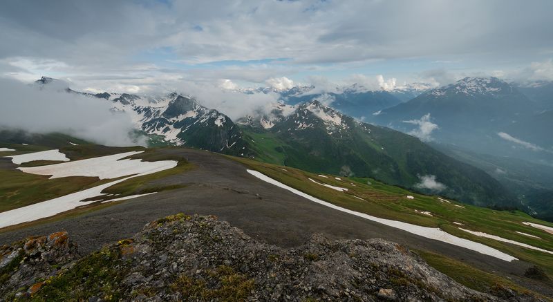 кавказ, горы, кчр, загедан, озеро, июнь, 2018, хребет, перевал ОТКРЫВАЛСЯ ВИД С ПЕРЕВАЛА фото превью