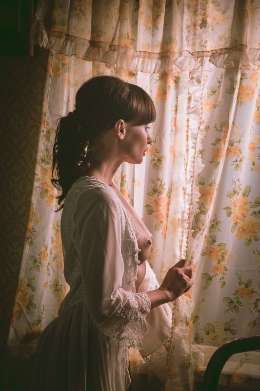 ню, nu, nude, nudeart, арт-ню, портрет, portrait, girl, девушка, обнажённая, грудь, винтаж, vintage, ретро, деревня, окно, занавески, смотрит, ждет, ночнушка  фото превью