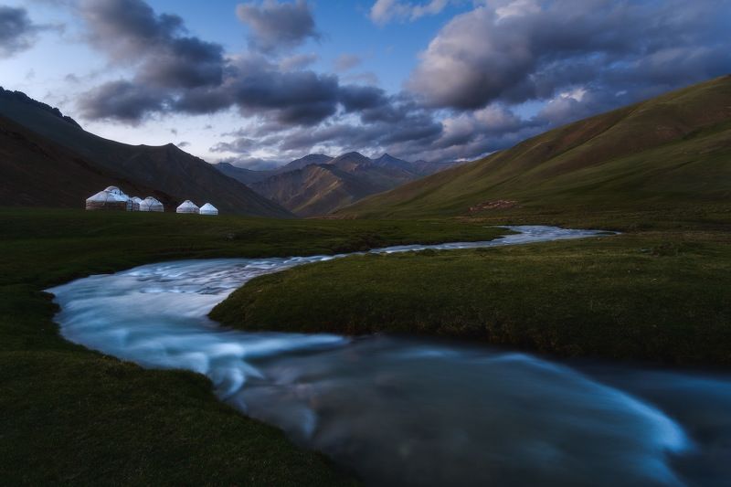 киргизия, кыргызстан, средняя азия, горы, каньон, скалы, пейзаж, лето, ущелье, река, вечер, сумерки, юрта  фото превью