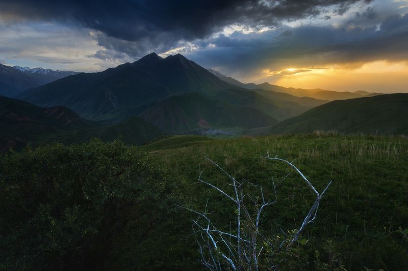 киргизия, кыргызстан, средняя азия, горы, дорога, скалы, пейзаж, лето, ущелье, озеро, закат Киргизия фото превью