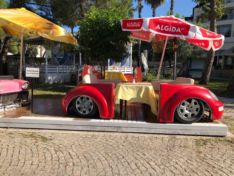 турция,улица,кафе, машинки Уличное кафе фото превью