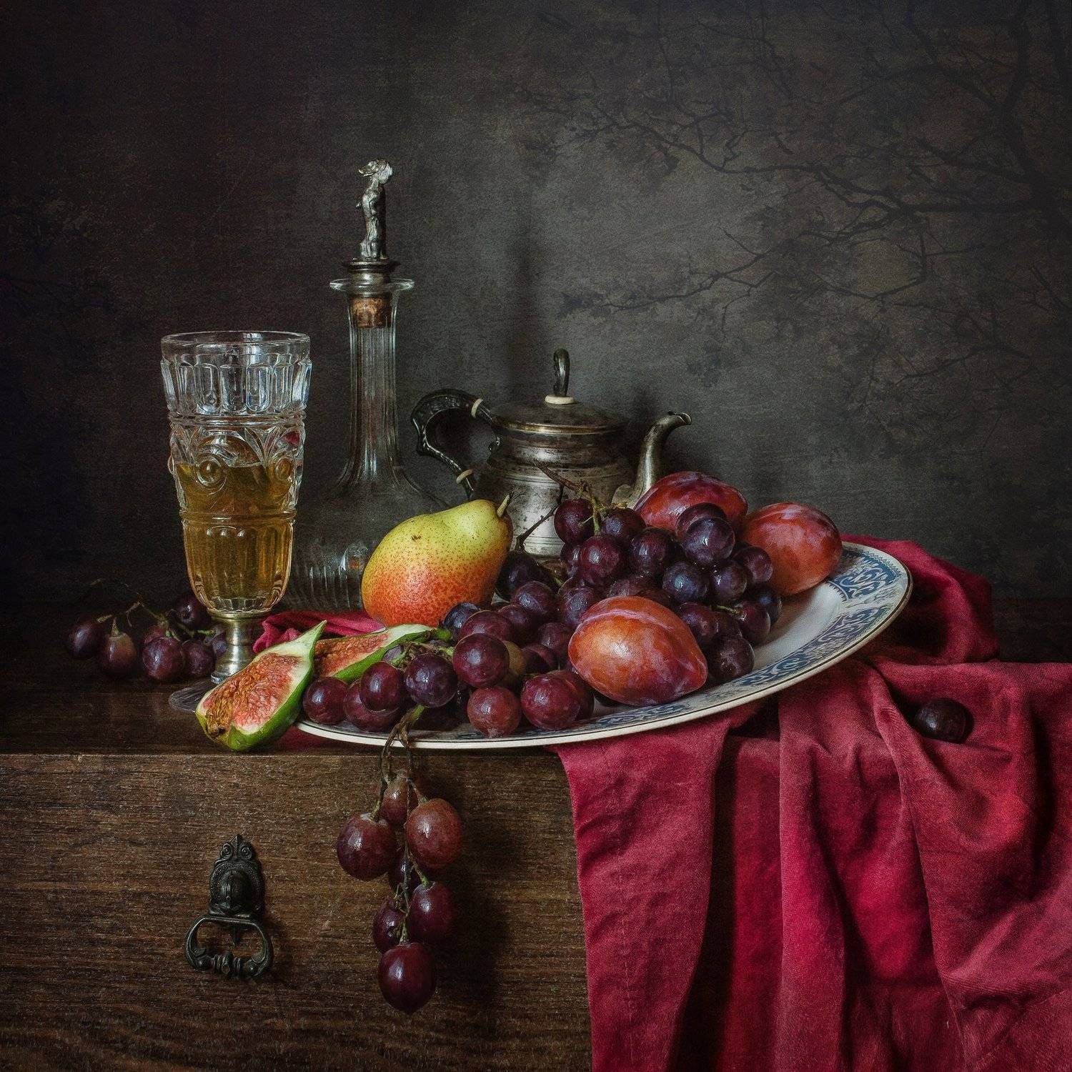 натюрморт, хрусталь, фарфор, фрукты, ягоды, виноград, слива, груша, инжир, Анна Петина