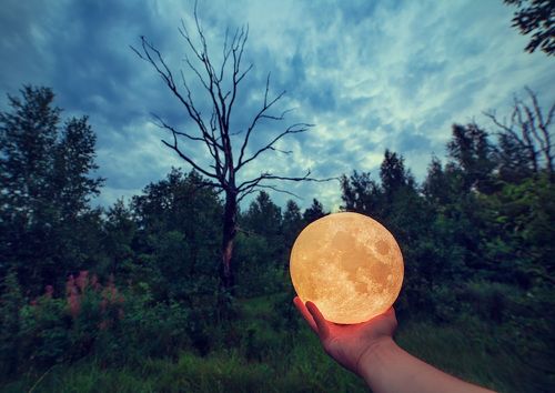 Прячущаяся луна