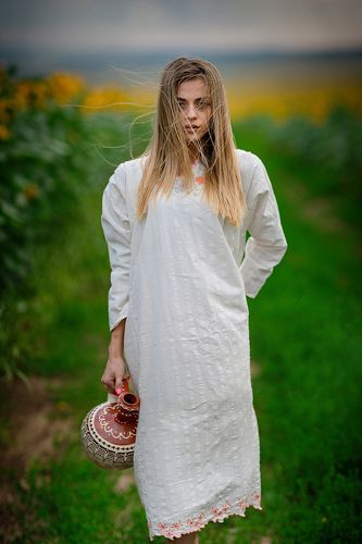 Девушка с кувшином