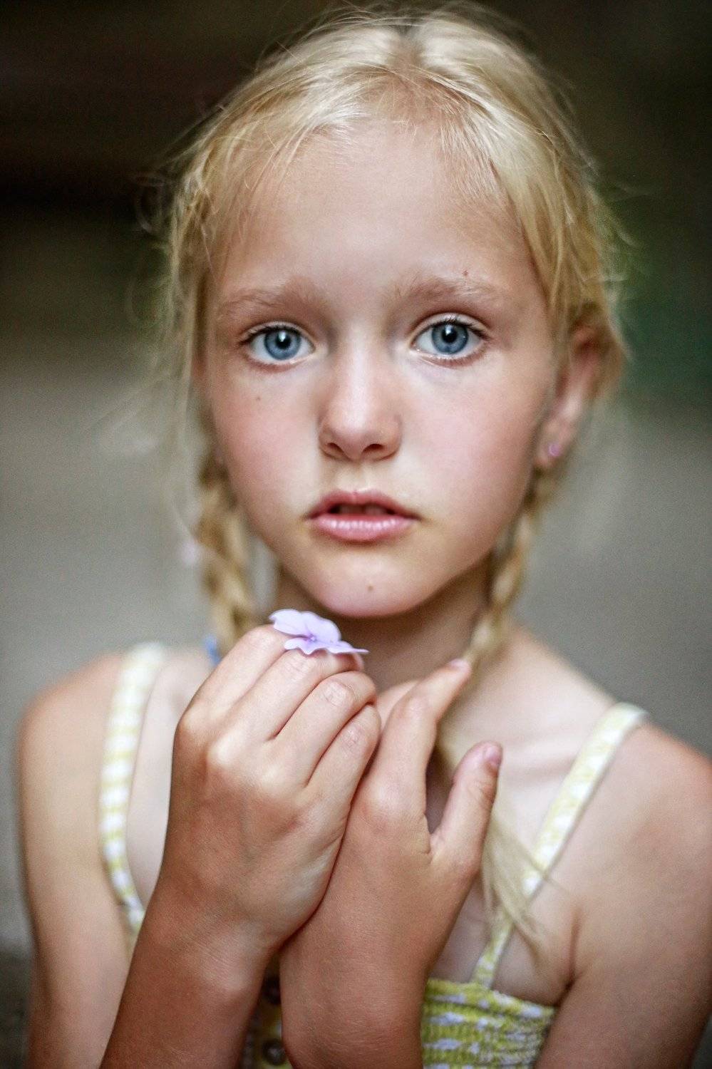 портрет, девочка, глаза, голубоглазая, коса, руки, взгляд, лицо, крупным планом, блондинка, жанр, жанровый портрет, истории из детства, Постонен Екатерина