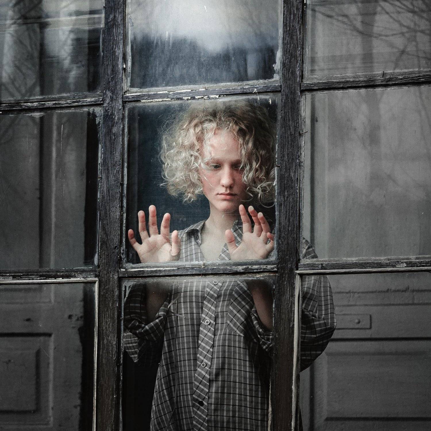 girl, hands, glass, reflection, light, curls, look, silence, art, portrait, russia, krasnodar, Васильев Андрей