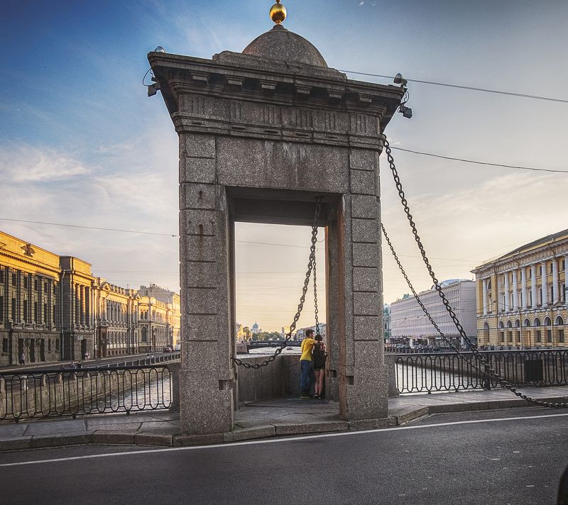 город, питер, стрит, мост, лето, закат, двое, река, небо, солнце Город. Лето.Двое. фото превью
