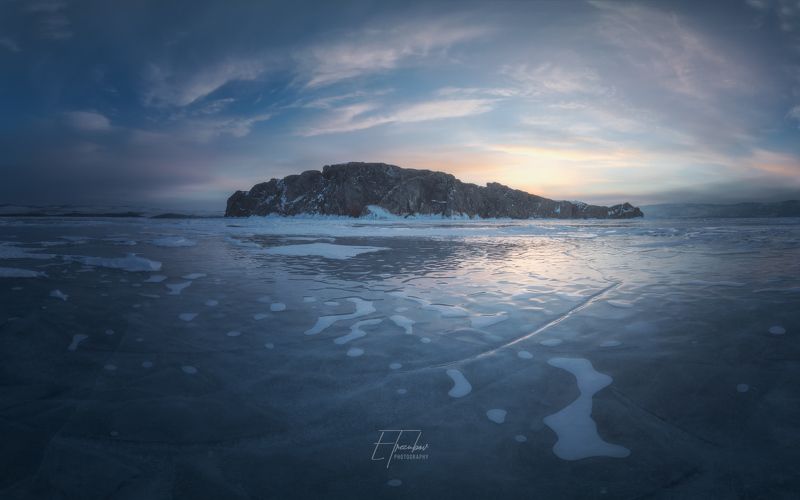 байкал, зима, лед, снег, облака, остров, закат Вид на остров Замогой после заката фото превью