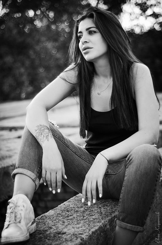 уличный портрет, портрет на природе, девушка, чб уличный портрет фото превью