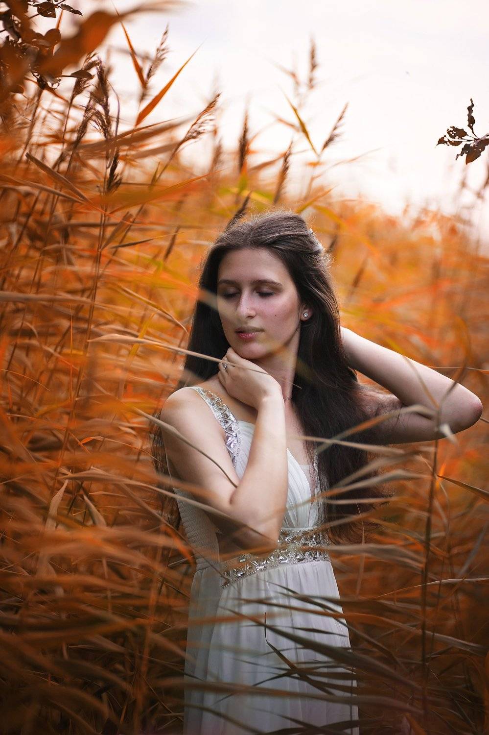 модель, девушка, портрет, свет, цвет, трава, болото, платье, волосы, руки, лицо, шея, красота, красивая, брюнетка, Постонен Екатерина
