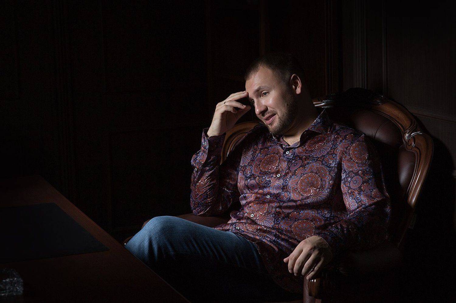 мужской, мужчина, портрет, кресло, сидит, думает, Дарья Комарова