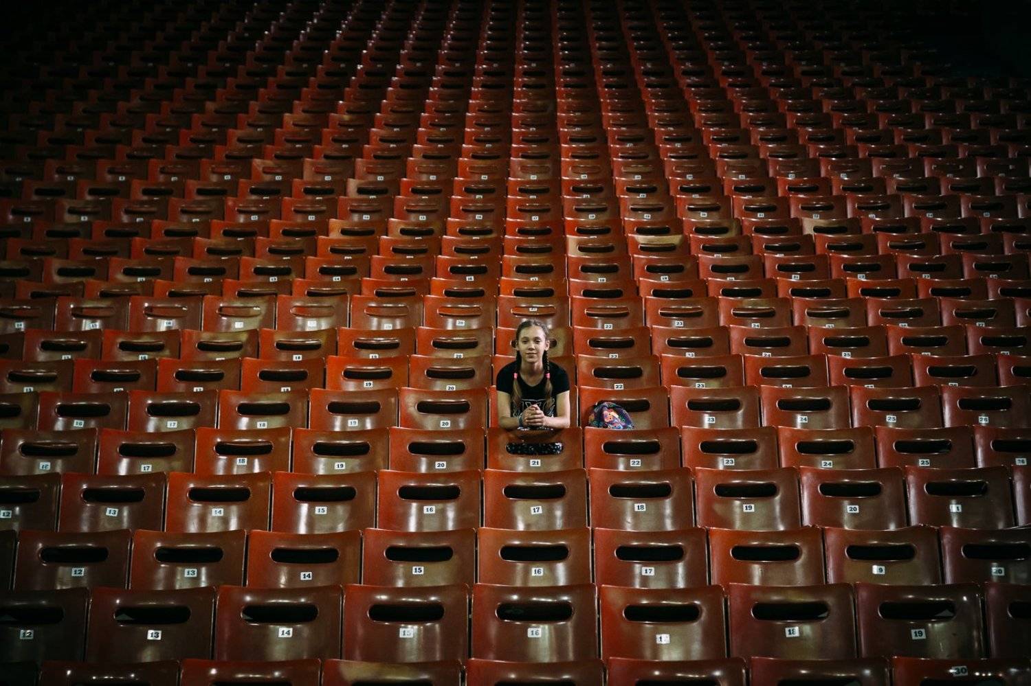 girl,stadium,arena,hall,seat,chair,symmetry,city,urban, Алексей Гусев