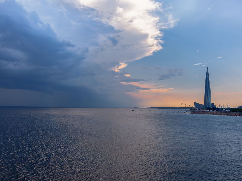залив,берег, вода, синий, прогулка, побережье, тучи, небо, city, cityscape, blue Bay in shades of blue фото превью