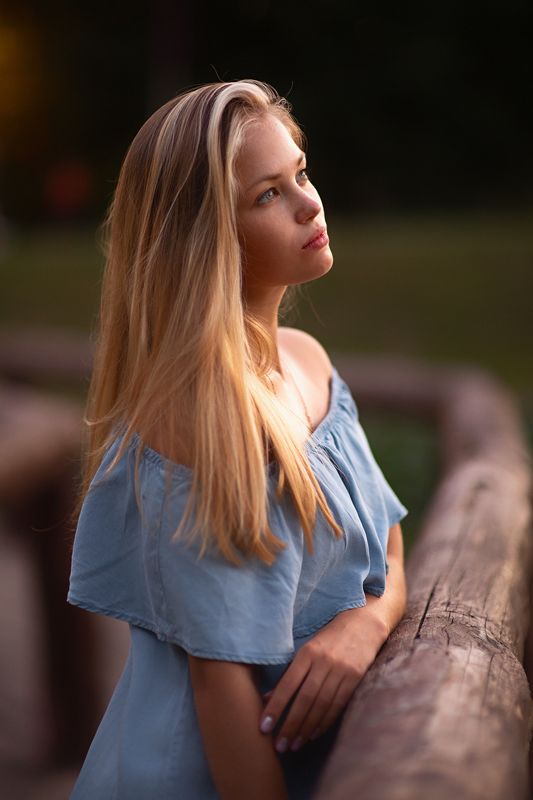 портрет девушка  фото превью