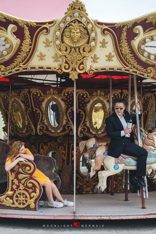 #piano #man #outdoor #gentleman #oldman #girl #marrygoround  pretty woman фото превью