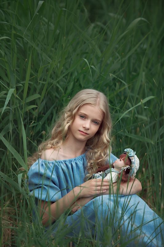 ДЕТИ, КУКЛА, ТРАВА, семья, ребенок, девочка, одежда Летом) фото превью