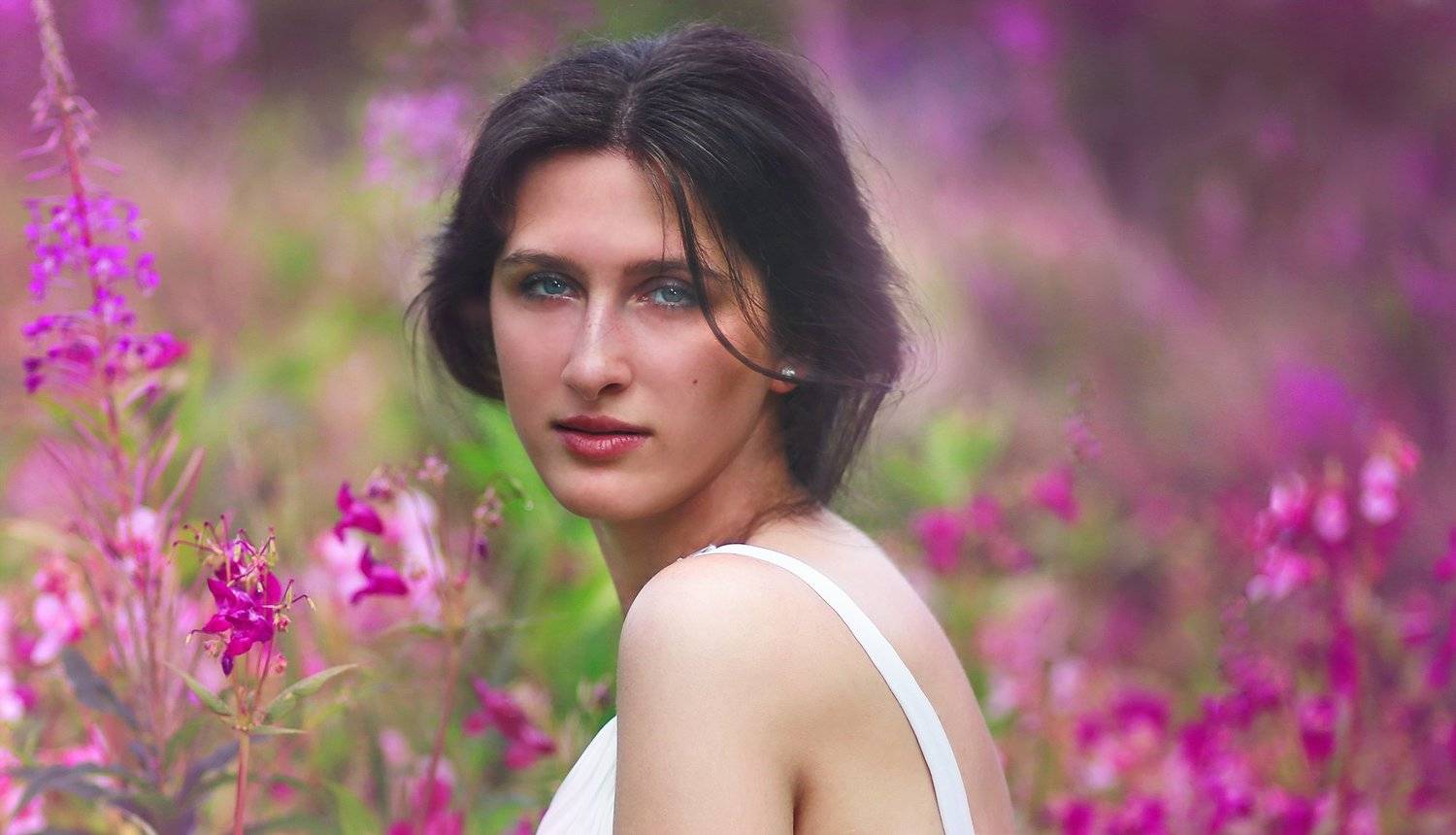 портрет, девушка, цветы, природа, красота, жанр, жанровый портрет, свет, цвет, глаза, плечи, взгляд, брюнетка, Постонен Екатерина