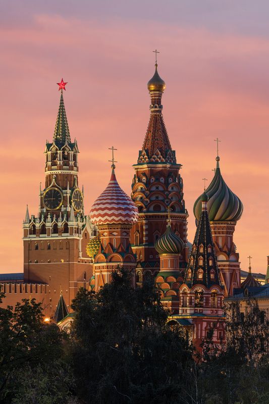 The Cathedral of Vasily the Blessed and the Spasskaya Tower of Moscow Kremlin. фото превью