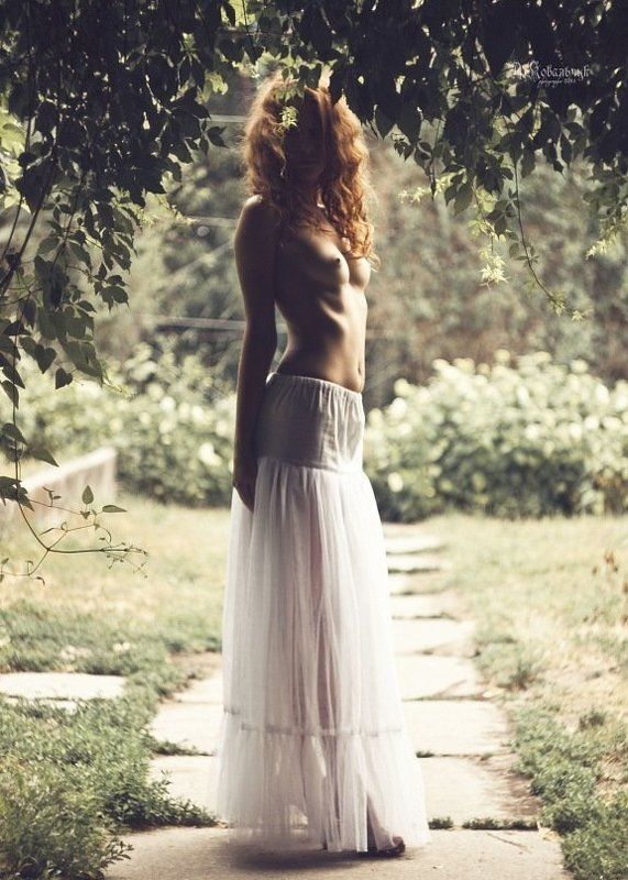 парк, силуэт, эротика, грудь, девушка, листья, природа, топлес, ню  фото превью