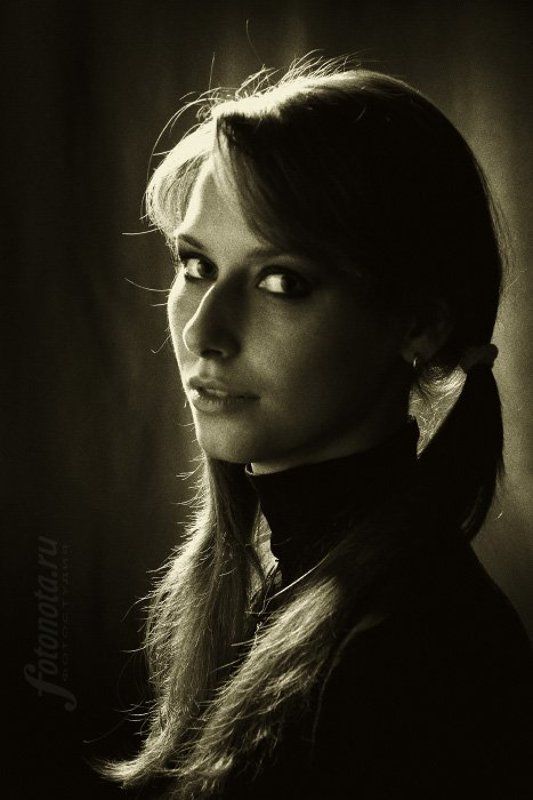 с, девушка, свете, контровом, в, хвостиками  фото превью