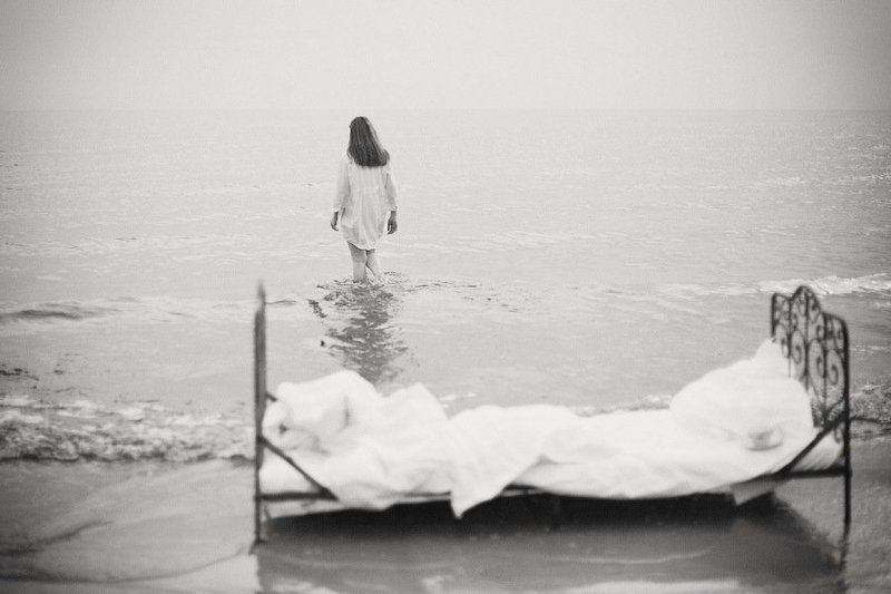 женщина, кровать, озеро, берег, одеяло, сон, вода, небо, портрет, dyadyavasya  фото превью