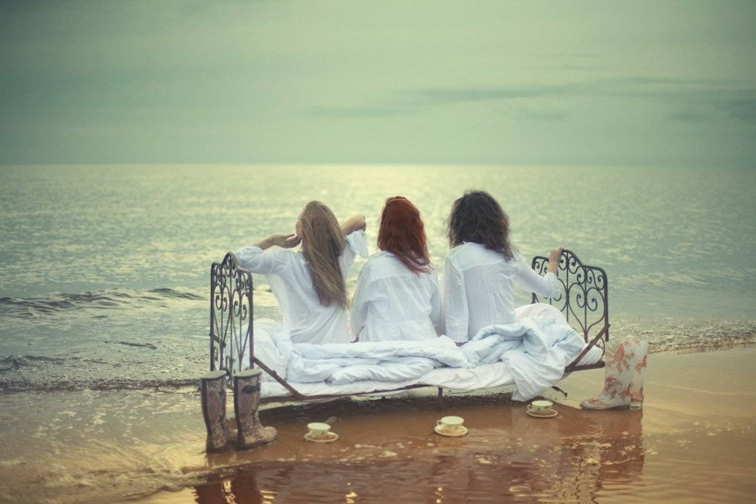 женщина, кровать, озеро, берег, одеяло, сон, вода, небо, портрет, песок, кружка, сапоги, dyadyavasya, Дмитрий Шамин