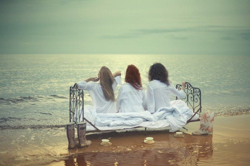 женщина, кровать, озеро, берег, одеяло, сон, вода, небо, портрет, песок, кружка, сапоги, dyadyavasya  фото превью