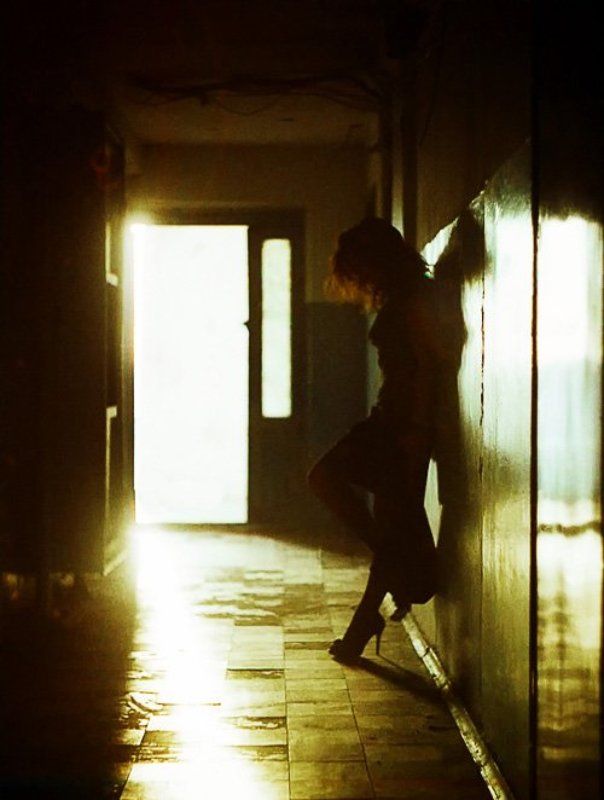 ожидание, свет, сумка, подъезд, девушка Ожидание фото превью