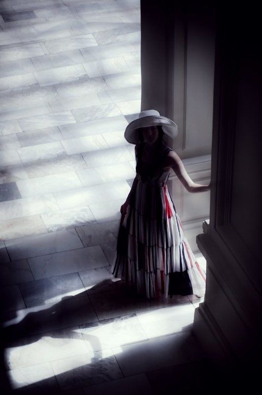 standing alone, lonely, girl, white dress, таинственная, незнакомка, девушка  фото превью