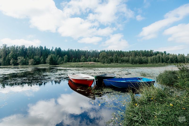 лодка,лодки,пейзаж,река,отражение,лес,область,озеро,облака,небо,деревья,транспорт,лето,день, Три лодки фото превью