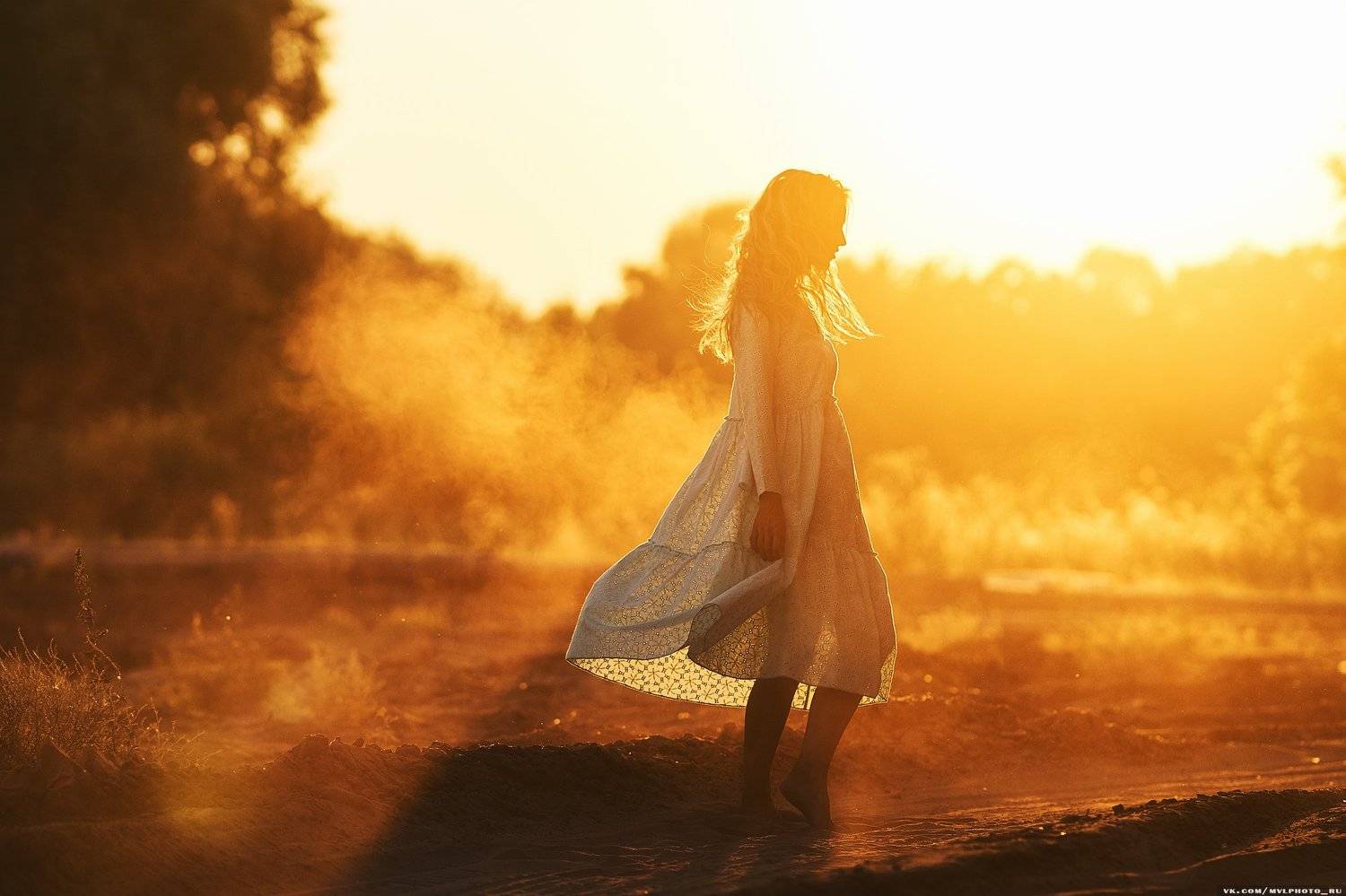 закат, девушка, платье, атмосфера, пыль, солнце, лучи, свет, Вадим Миронов