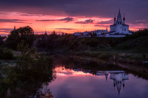 Рассвет за монастырем
