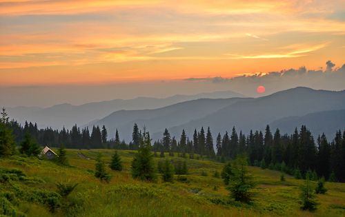 Солнце за горы садилось...