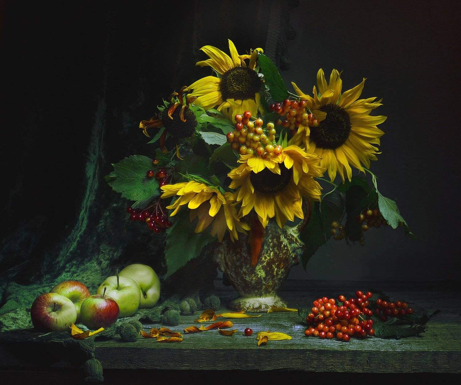 подсолнухи, букет, лето, фото натюрморт, калина ,яблоки, ретро ,драпировка ,плюш, винтаж, Колова Валентина