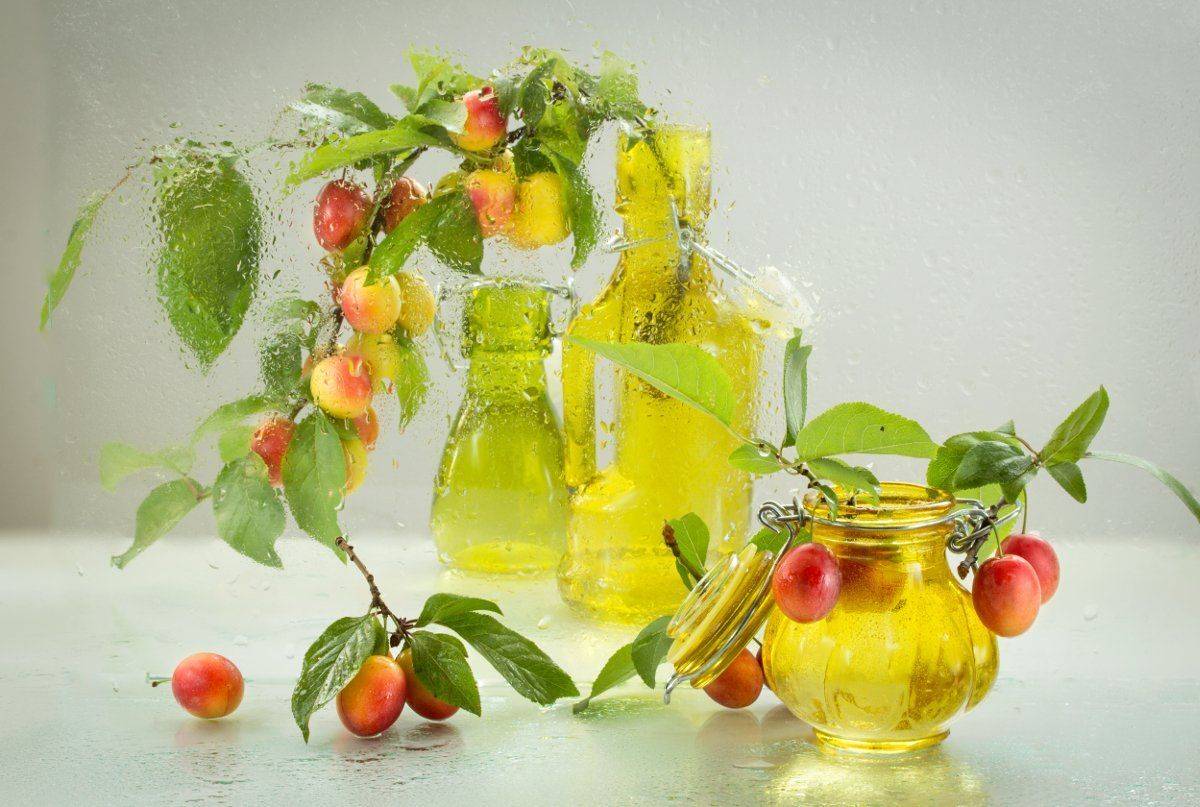 натюрморт, алыча, ветка, стекло, бутылки, Шруб (Беляева) Татьяна