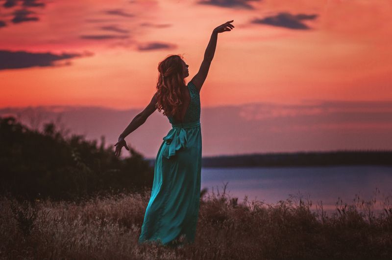 Танцующая у обрыва фото превью