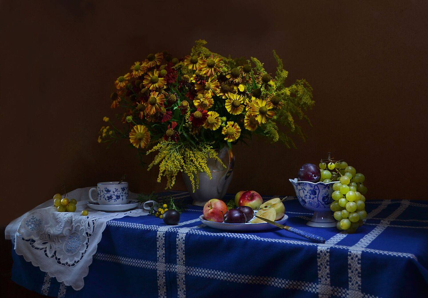 still life, натюрморт, фото натюрморт, цветы, яблоки, сливы, гелениум, фарфор, виноград, Колова Валентина