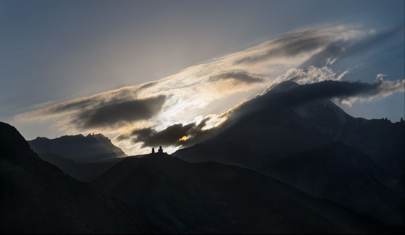 holy trinity church, kazbegi, georgia Sunset over the Caucasus фото превью