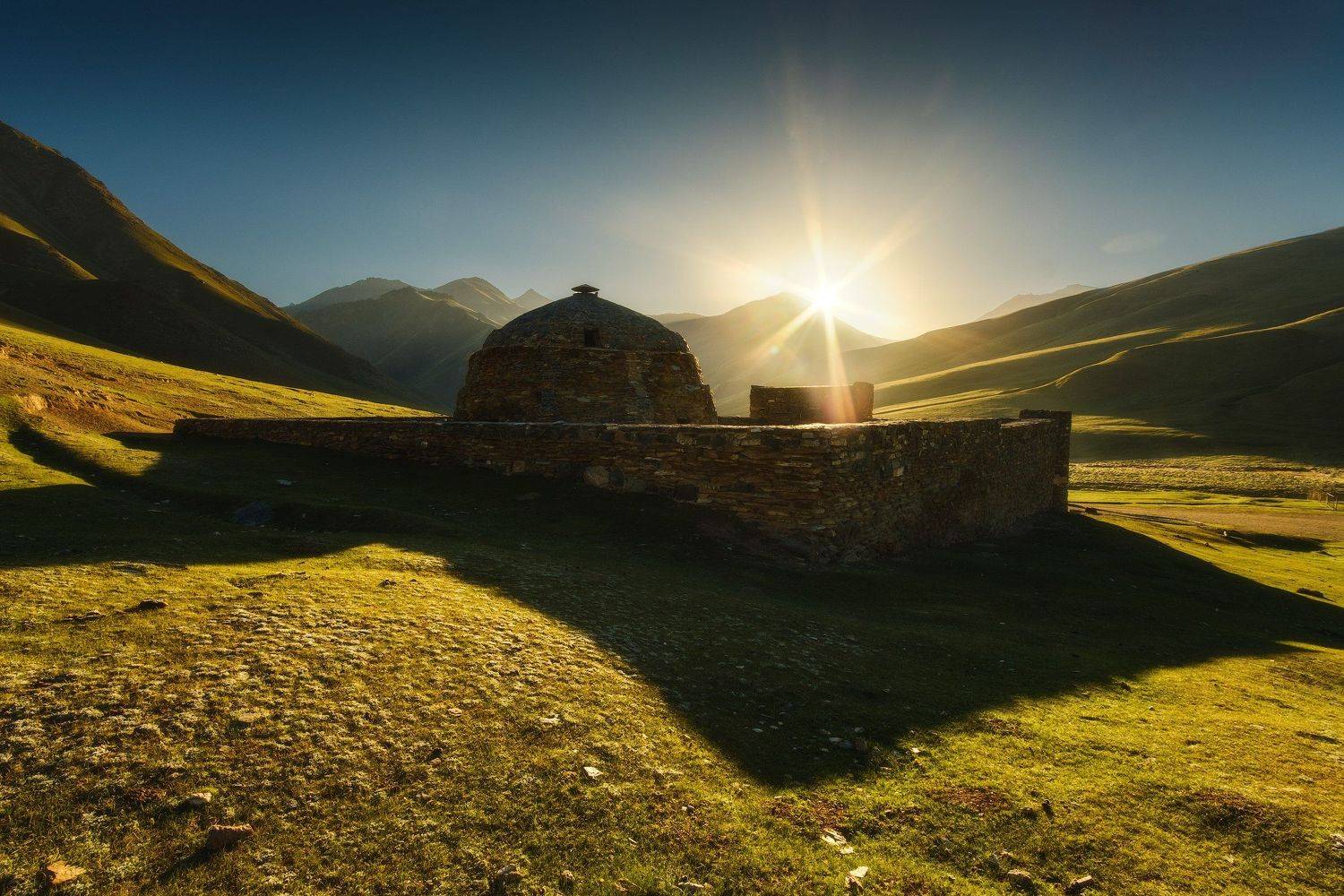 киргизия, кыргызстан, средняя азия, горы, ущелье, скалы, пейзаж, лето, солнце, каньон, утро, рассвет, караван-сарай, Оборотов Алексей