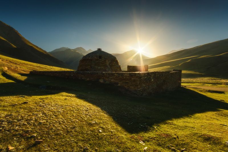 киргизия, кыргызстан, средняя азия, горы, ущелье, скалы, пейзаж, лето, солнце, каньон, утро, рассвет, караван-сарай Приют кочевников фото превью