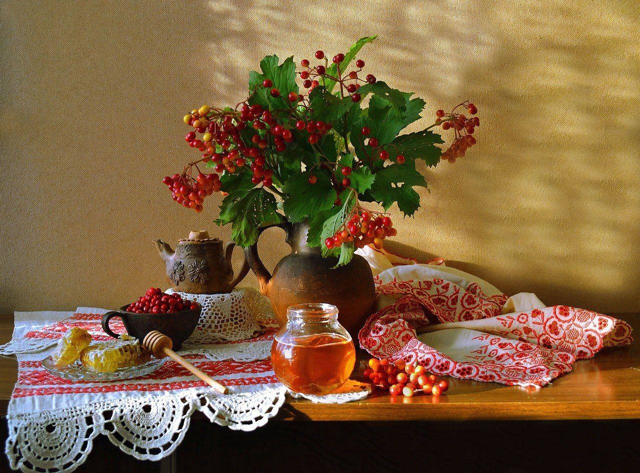 still life, натюрморт, фото натюрморт, рушник, праздник, мёд, медовый спас, кружево, керамика, калина, вышивка, Колова Валентина