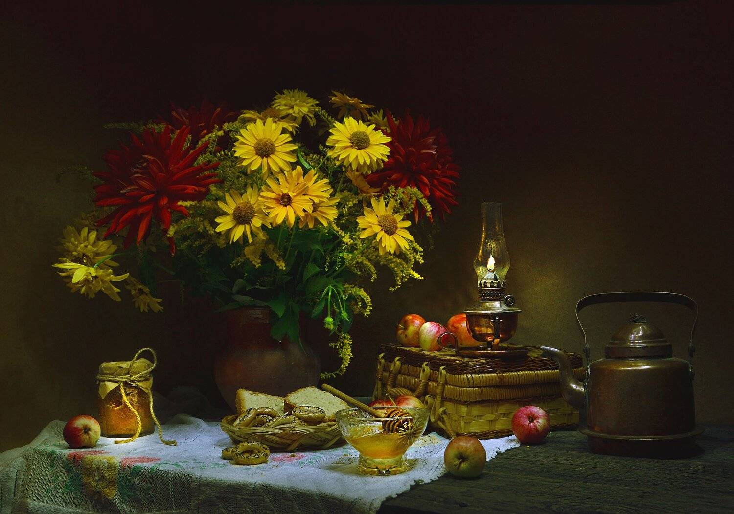 still life, натюрморт,фото натюрморт, медовый спас,цветы, георгины, мёд, яблоки, керосиновая лампа, Колова Валентина