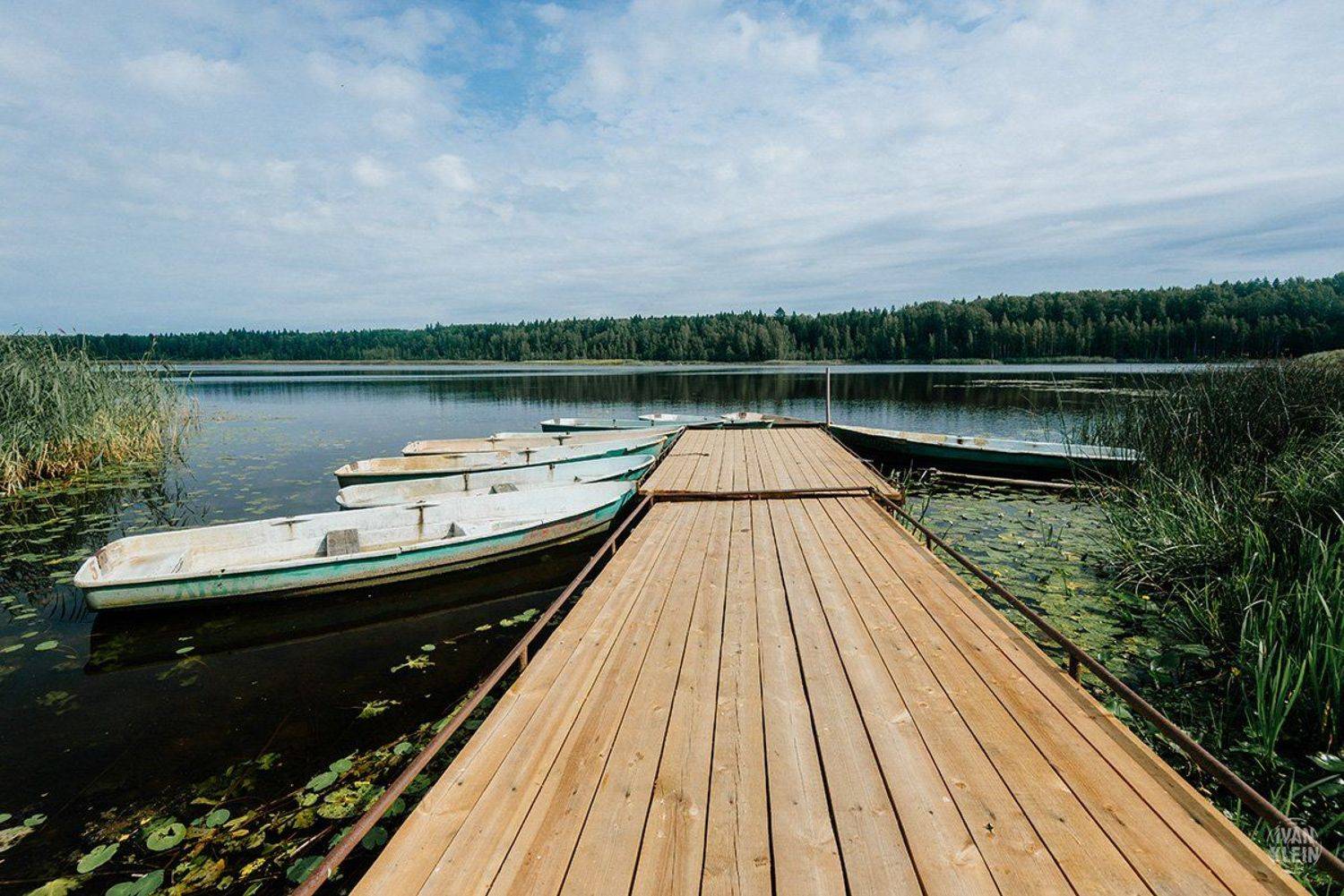 пирс,лодки,лодка,пейзаж,озеро,река,небо,лето,день,транспорт,красиво,дерево,горизонт,, Иван Клейн