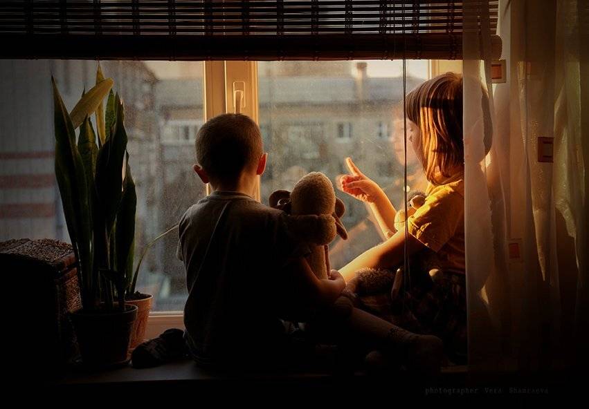 вечер, мальчик и девочка на подоконнике, Вера Шамраева