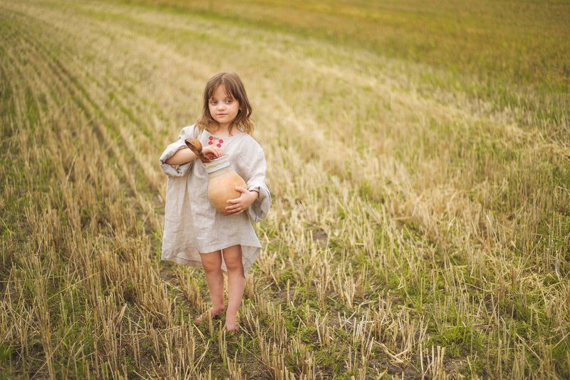 Девочка с кувшином фото превью