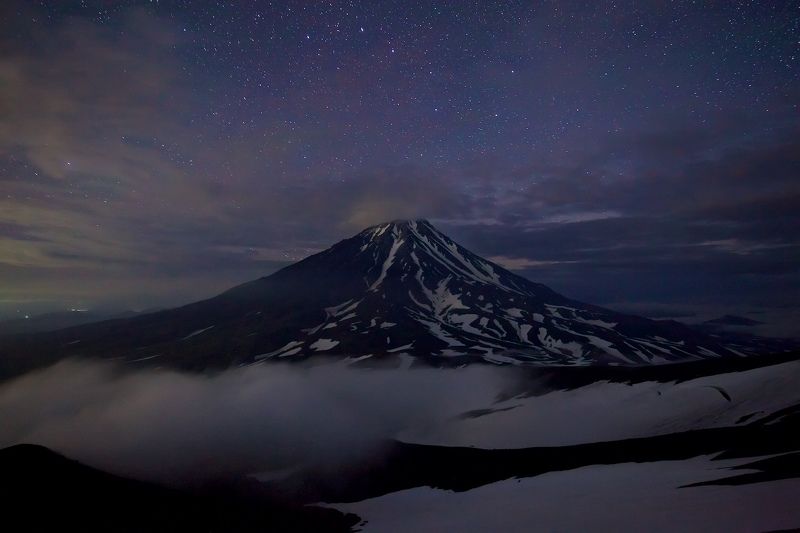 камчатка, авачинский вулкан, корякский вулкан, ночь, звезды, млечный путь, туман. горы Спящий великан фото превью