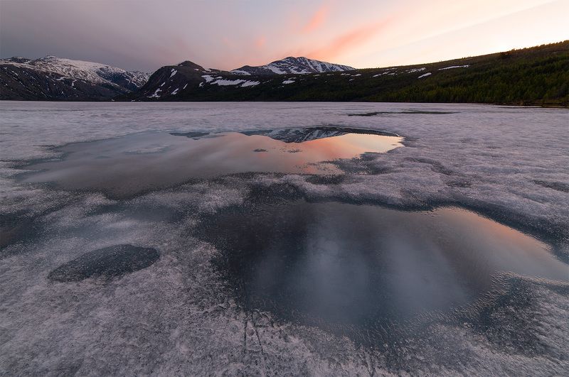 озеро, колыма, июнь, вечер, закат, лед, проталины, лужи, отражение, облака, горы Закат над ледяными просторами фото превью