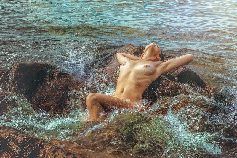 девушка море прибой пена волны брызги ню грудь Экспрессия фото превью