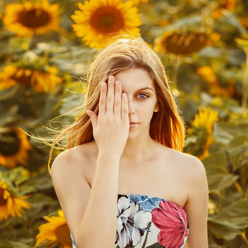 девушка, солнце, лето, подсолнухи, настроение, свет, яркий, желтый, цвет, руки, глаза, взгляд, крупный план Татьяна фото превью